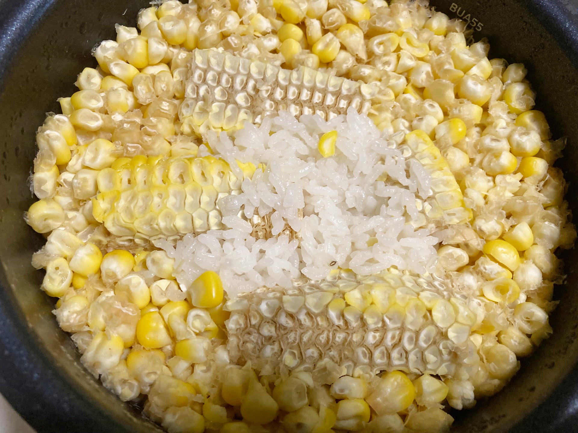 炊き上がりのご飯、芯が真ん中に集まっている。