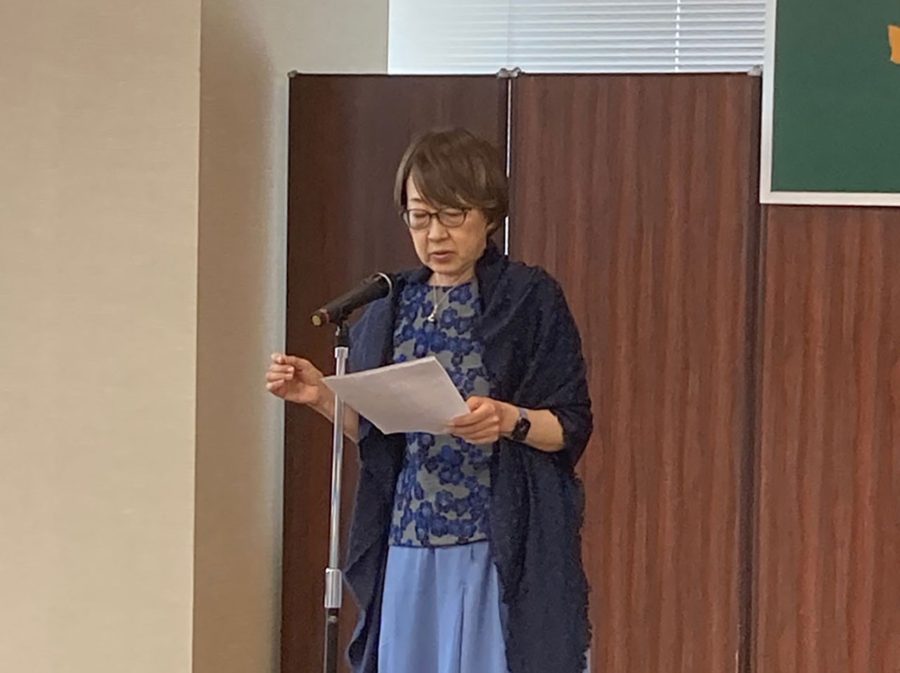 世田谷の洋館「旧尾崎テオドラ邸」についてお話されている山下和美さん。アルバイトも募集中のようです。