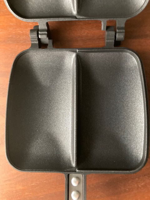 開けるとこんな感じ。これは、ふたつに割れるタイプ。