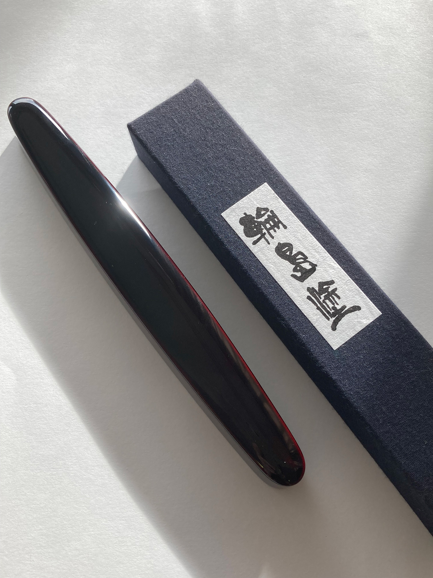 わじま龍作さん作の輪島塗の文鎮